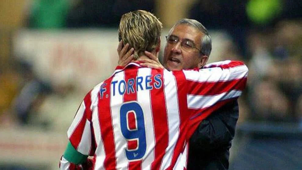 https://cdn.shopify.com/s/files/1/0826/7228/8075/files/20032004-atletico-madrid-centenary-home-retro-kit-classickits433-128105.webp?v=1741199043