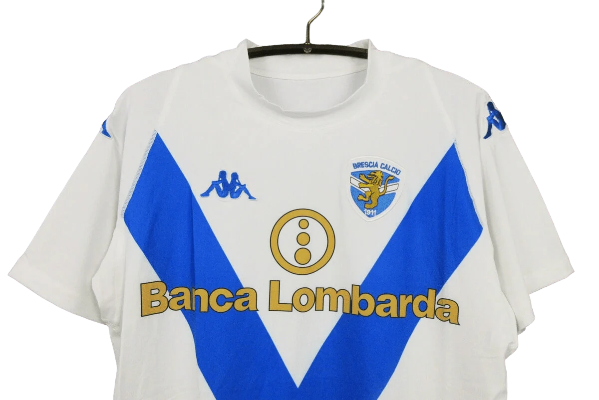https://cdn.shopify.com/s/files/1/0826/7228/8075/files/20032004-fc-brescia-banca-lombarda-away-retro-kit-classickits433-487076.webp?v=1741198451