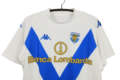 https://cdn.shopify.com/s/files/1/0826/7228/8075/files/20032004-fc-brescia-banca-lombarda-away-retro-kit-classickits433-487076.webp?v=1741198451