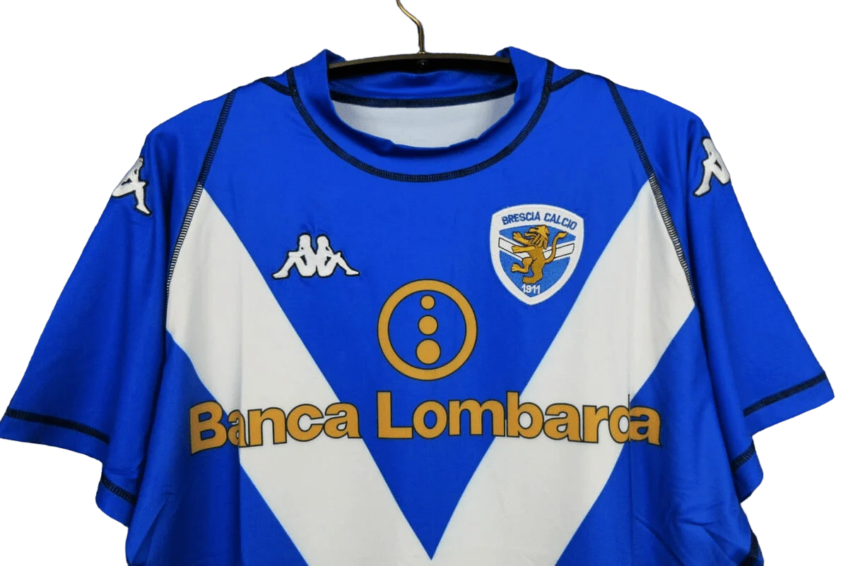 https://cdn.shopify.com/s/files/1/0826/7228/8075/files/20032004-fc-brescia-banca-lombarda-home-retro-kit-classickits433-334187.webp?v=1741198457