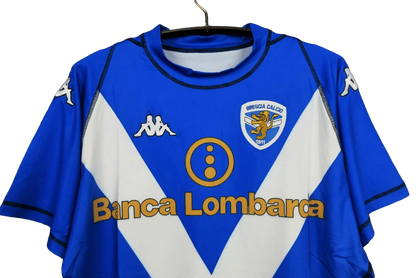 https://cdn.shopify.com/s/files/1/0826/7228/8075/files/20032004-fc-brescia-banca-lombarda-home-retro-kit-classickits433-334187.webp?v=1741198457