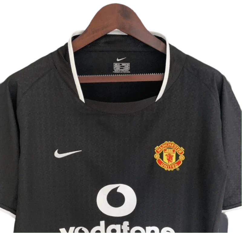 https://cdn.shopify.com/s/files/1/0826/7228/8075/files/20032004-manchester-united-vodafone-black-away-retro-kit-classickits433-105298.webp?v=1741199139