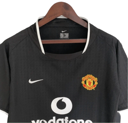 https://cdn.shopify.com/s/files/1/0826/7228/8075/files/20032004-manchester-united-vodafone-black-away-retro-kit-classickits433-105298.webp?v=1741199139