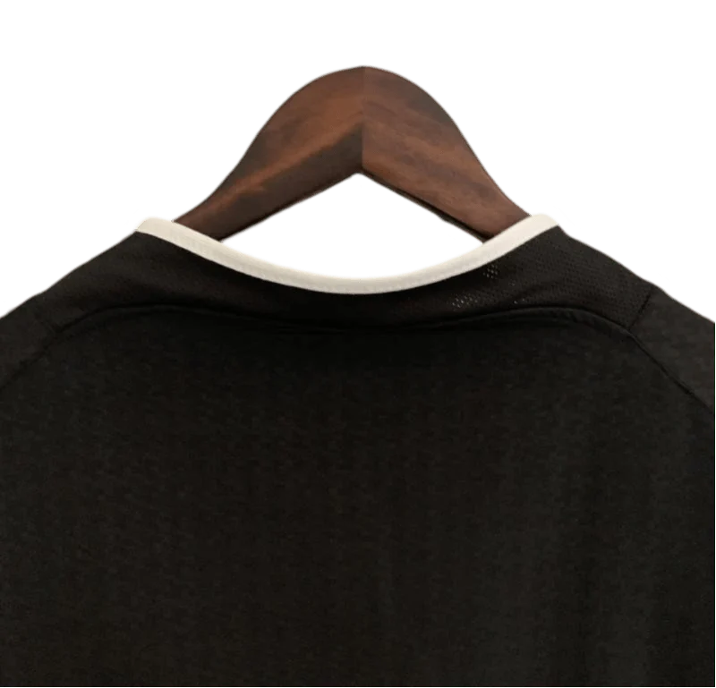https://cdn.shopify.com/s/files/1/0826/7228/8075/files/20032004-manchester-united-vodafone-black-away-retro-kit-classickits433-297081.webp?v=1741199139