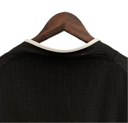 https://cdn.shopify.com/s/files/1/0826/7228/8075/files/20032004-manchester-united-vodafone-black-away-retro-kit-classickits433-297081.webp?v=1741199139