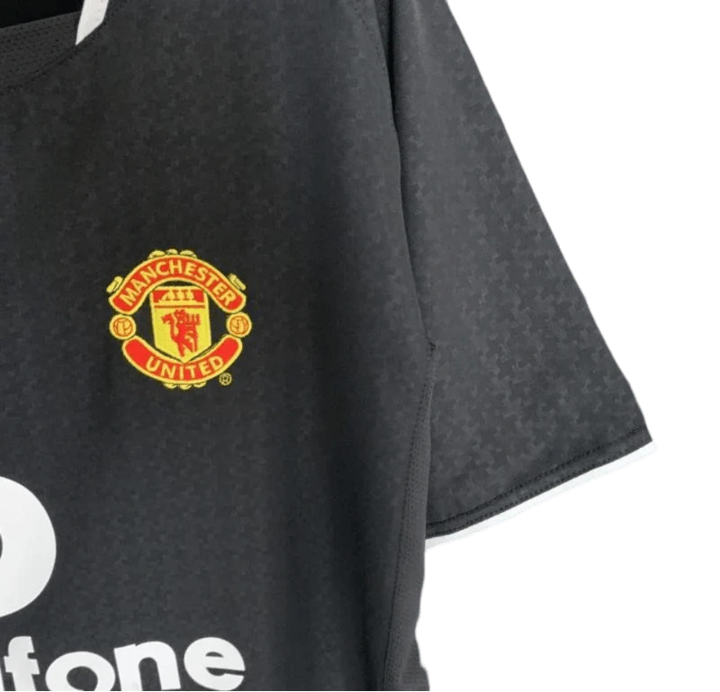 https://cdn.shopify.com/s/files/1/0826/7228/8075/files/20032004-manchester-united-vodafone-black-away-retro-kit-classickits433-555369.webp?v=1741199139