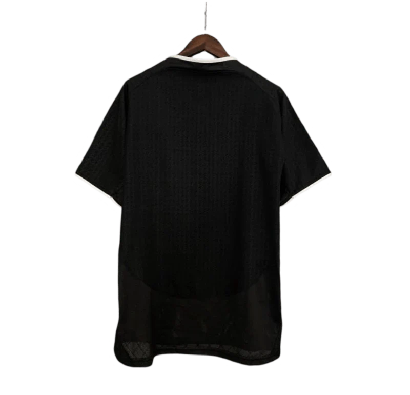 https://cdn.shopify.com/s/files/1/0826/7228/8075/files/20032004-manchester-united-vodafone-black-away-retro-kit-classickits433-591215.webp?v=1741199138