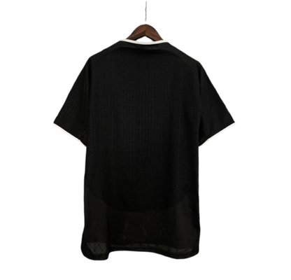 https://cdn.shopify.com/s/files/1/0826/7228/8075/files/20032004-manchester-united-vodafone-black-away-retro-kit-classickits433-591215.webp?v=1741199138
