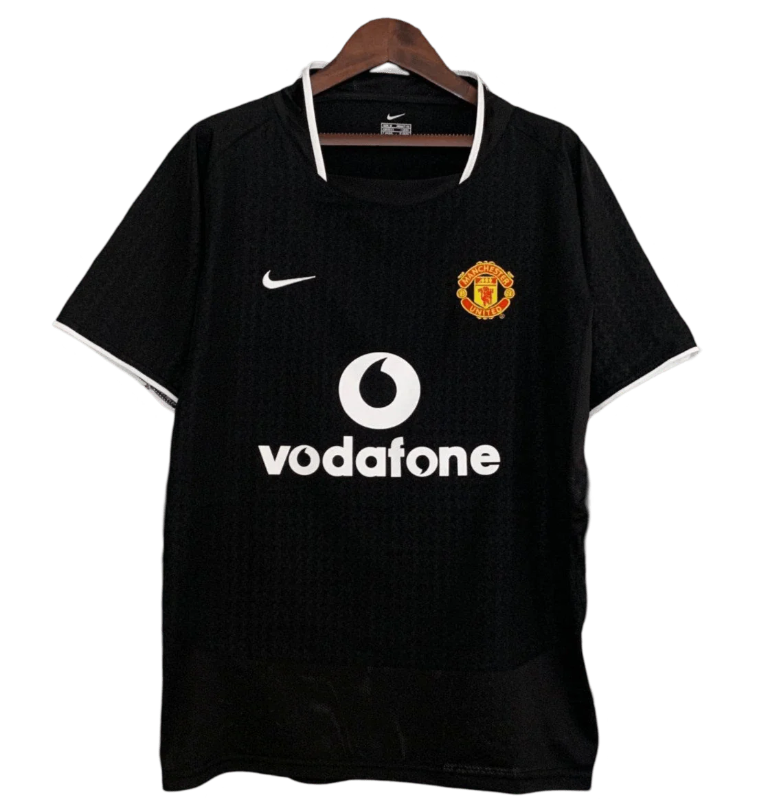 https://cdn.shopify.com/s/files/1/0826/7228/8075/files/20032004-manchester-united-vodafone-black-away-retro-kit-classickits433-919379.webp?v=1741199138