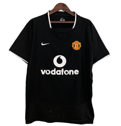 https://cdn.shopify.com/s/files/1/0826/7228/8075/files/20032004-manchester-united-vodafone-black-away-retro-kit-classickits433-919379.webp?v=1741199138