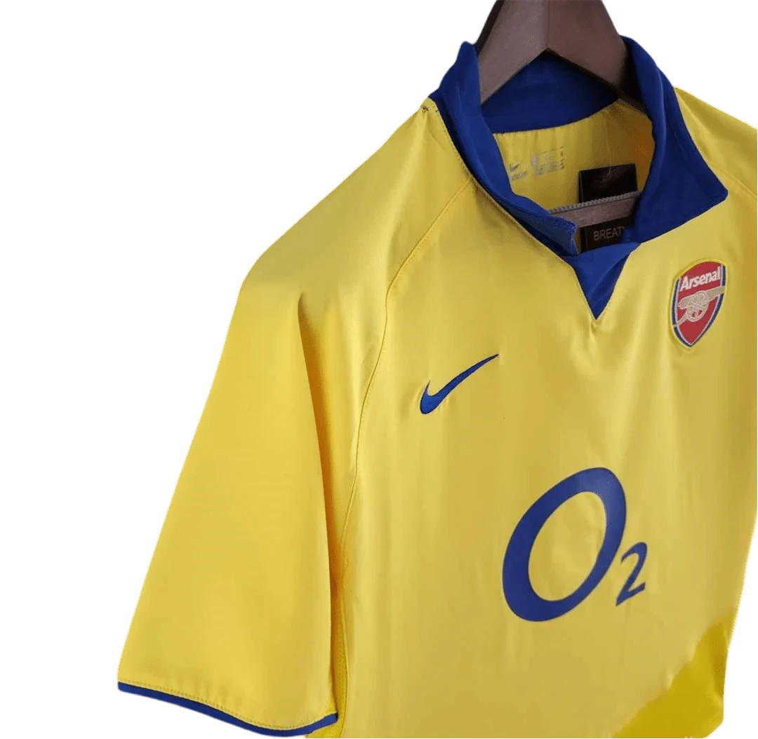 https://cdn.shopify.com/s/files/1/0826/7228/8075/files/20032005-arsenal-sponsor-o2-yellow-away-retro-kit-classickits433-199602.webp?v=1741199351