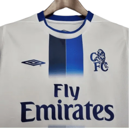https://cdn.shopify.com/s/files/1/0826/7228/8075/files/20032005-chelsea-fly-emirates-away-retro-kit-long-sleeves-classickits433-202516.webp?v=1741198282