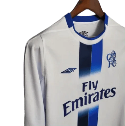 https://cdn.shopify.com/s/files/1/0826/7228/8075/files/20032005-chelsea-fly-emirates-away-retro-kit-long-sleeves-classickits433-258896.webp?v=1741198280