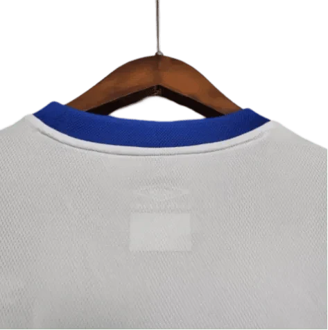 https://cdn.shopify.com/s/files/1/0826/7228/8075/files/20032005-chelsea-fly-emirates-away-retro-kit-long-sleeves-classickits433-874748.webp?v=1741198284