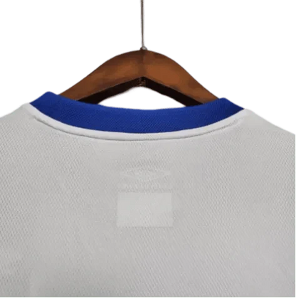https://cdn.shopify.com/s/files/1/0826/7228/8075/files/20032005-chelsea-fly-emirates-away-retro-kit-long-sleeves-classickits433-874748.webp?v=1741198284