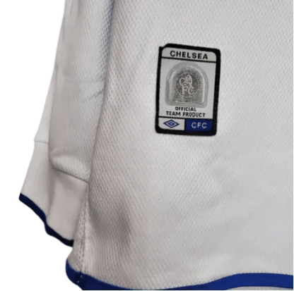 https://cdn.shopify.com/s/files/1/0826/7228/8075/files/20032005-chelsea-fly-emirates-away-retro-kit-long-sleeves-classickits433-913902.webp?v=1741198285