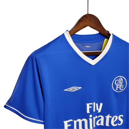 https://cdn.shopify.com/s/files/1/0826/7228/8075/files/20032005-chelsea-fly-emirates-home-retro-kit-classickits433-445976.webp?v=1741199252