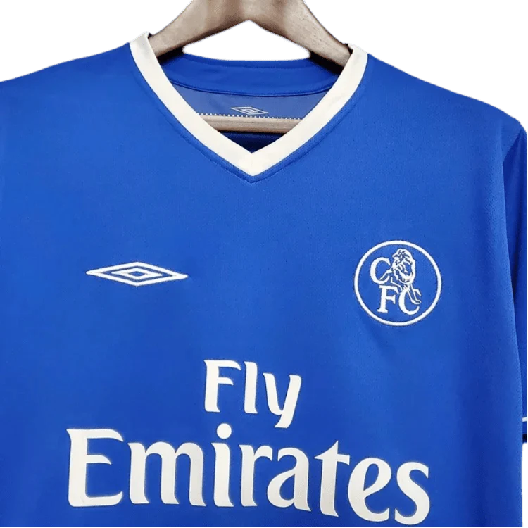 https://cdn.shopify.com/s/files/1/0826/7228/8075/files/20032005-chelsea-fly-emirates-home-retro-kit-classickits433-605198.webp?v=1741199251