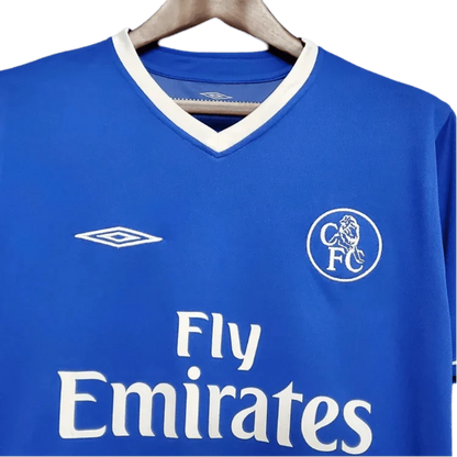 https://cdn.shopify.com/s/files/1/0826/7228/8075/files/20032005-chelsea-fly-emirates-home-retro-kit-classickits433-605198.webp?v=1741199251