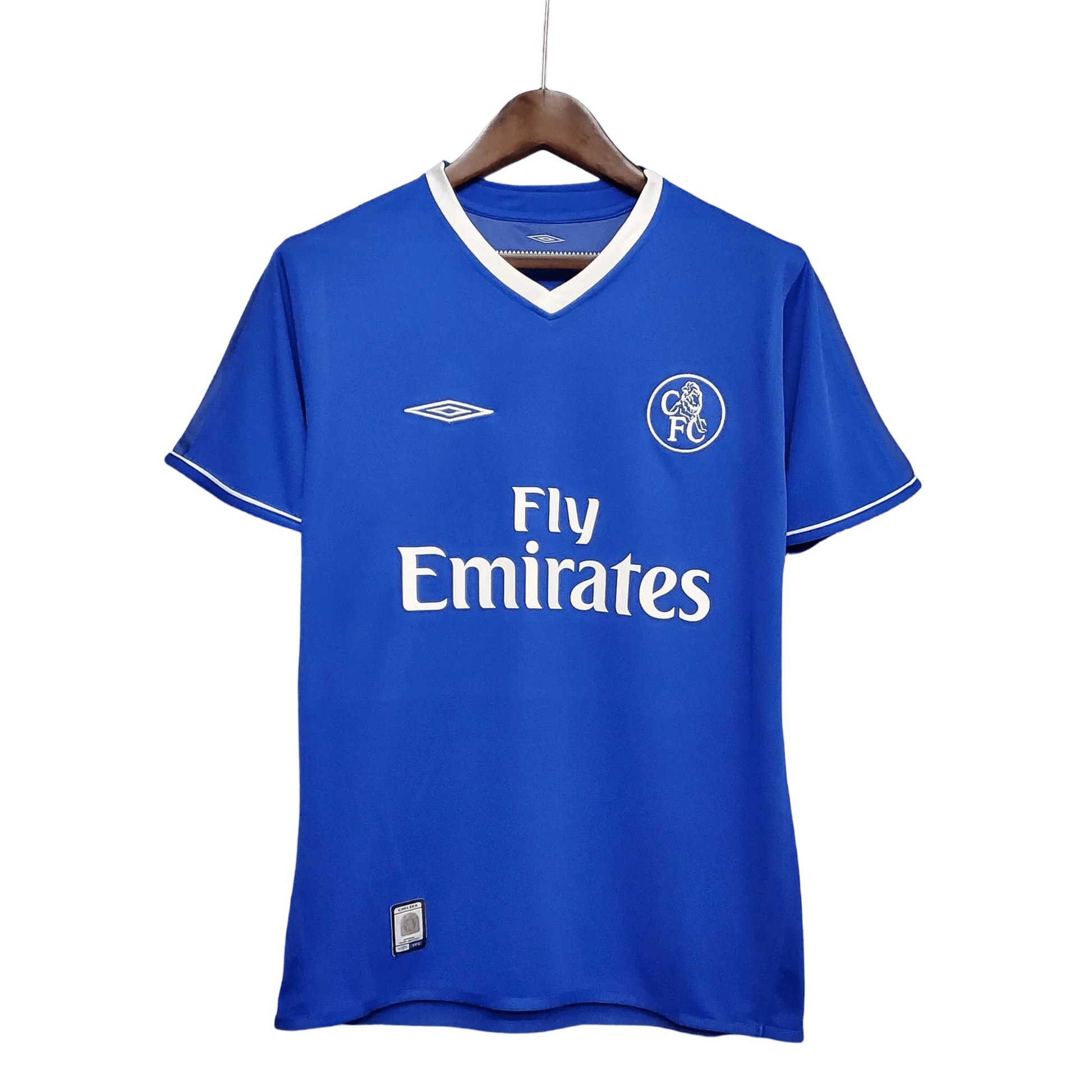 https://cdn.shopify.com/s/files/1/0826/7228/8075/files/20032005-chelsea-fly-emirates-home-retro-kit-classickits433-667452.webp?v=1741199259