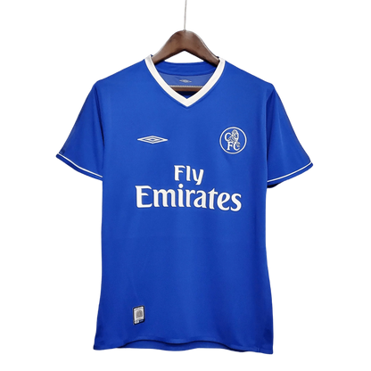 https://cdn.shopify.com/s/files/1/0826/7228/8075/files/20032005-chelsea-fly-emirates-home-retro-kit-classickits433-667452.webp?v=1741199259