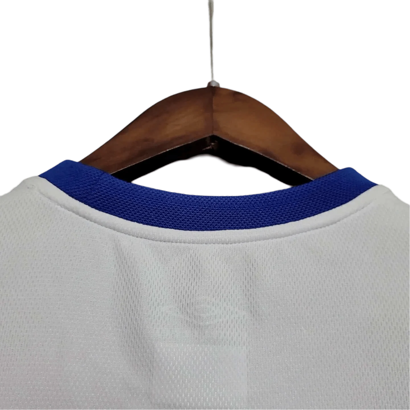 https://cdn.shopify.com/s/files/1/0826/7228/8075/files/20032005-chelsea-fly-emirates-white-away-retro-kit-classickits433-155689.webp?v=1741199265