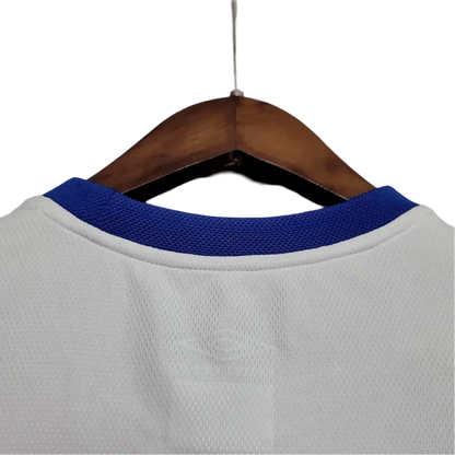 https://cdn.shopify.com/s/files/1/0826/7228/8075/files/20032005-chelsea-fly-emirates-white-away-retro-kit-classickits433-155689.webp?v=1741199265