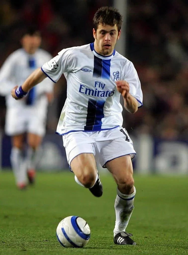https://cdn.shopify.com/s/files/1/0826/7228/8075/files/20032005-chelsea-fly-emirates-white-away-retro-kit-classickits433-210015.webp?v=1741199264