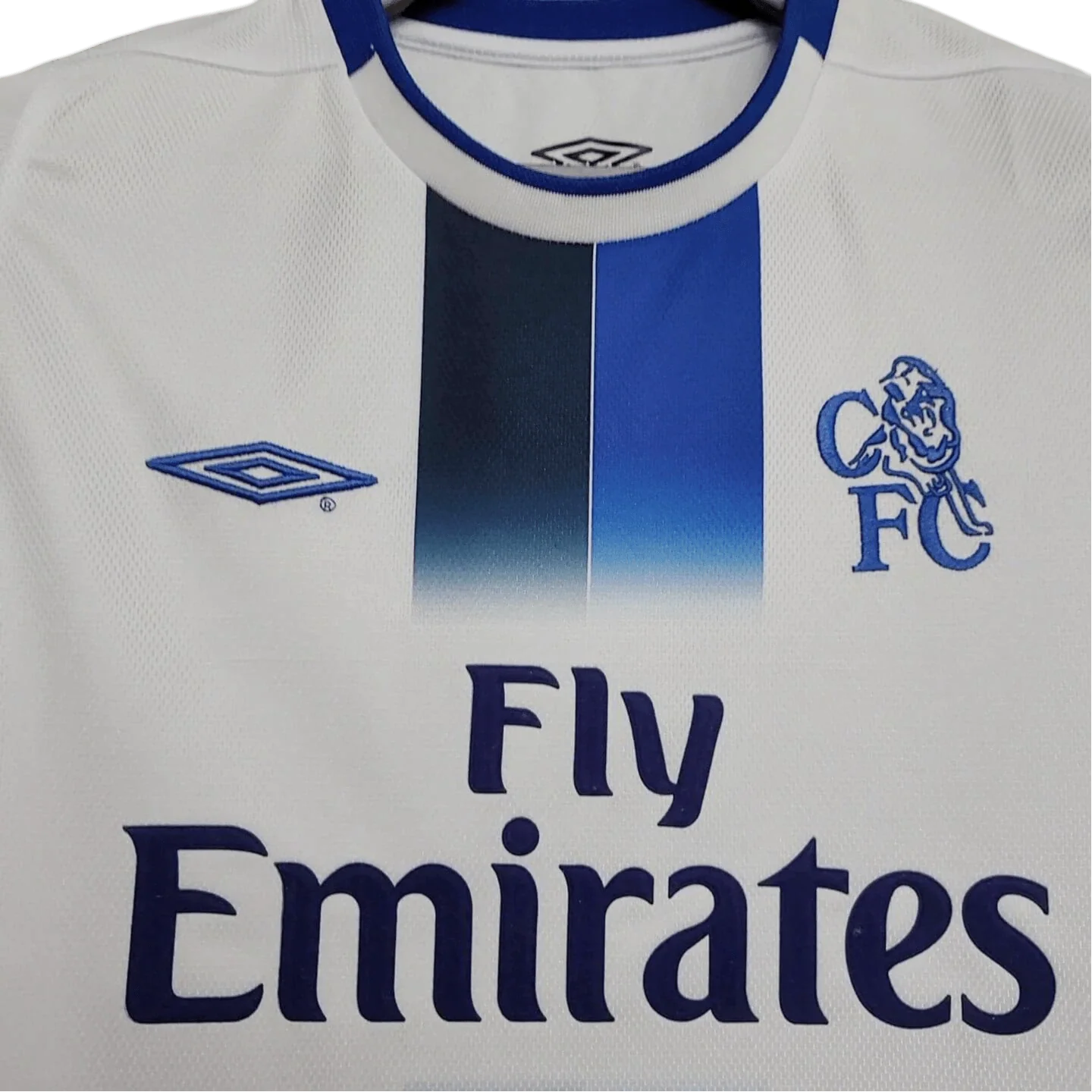 https://cdn.shopify.com/s/files/1/0826/7228/8075/files/20032005-chelsea-fly-emirates-white-away-retro-kit-classickits433-417815.webp?v=1741199265