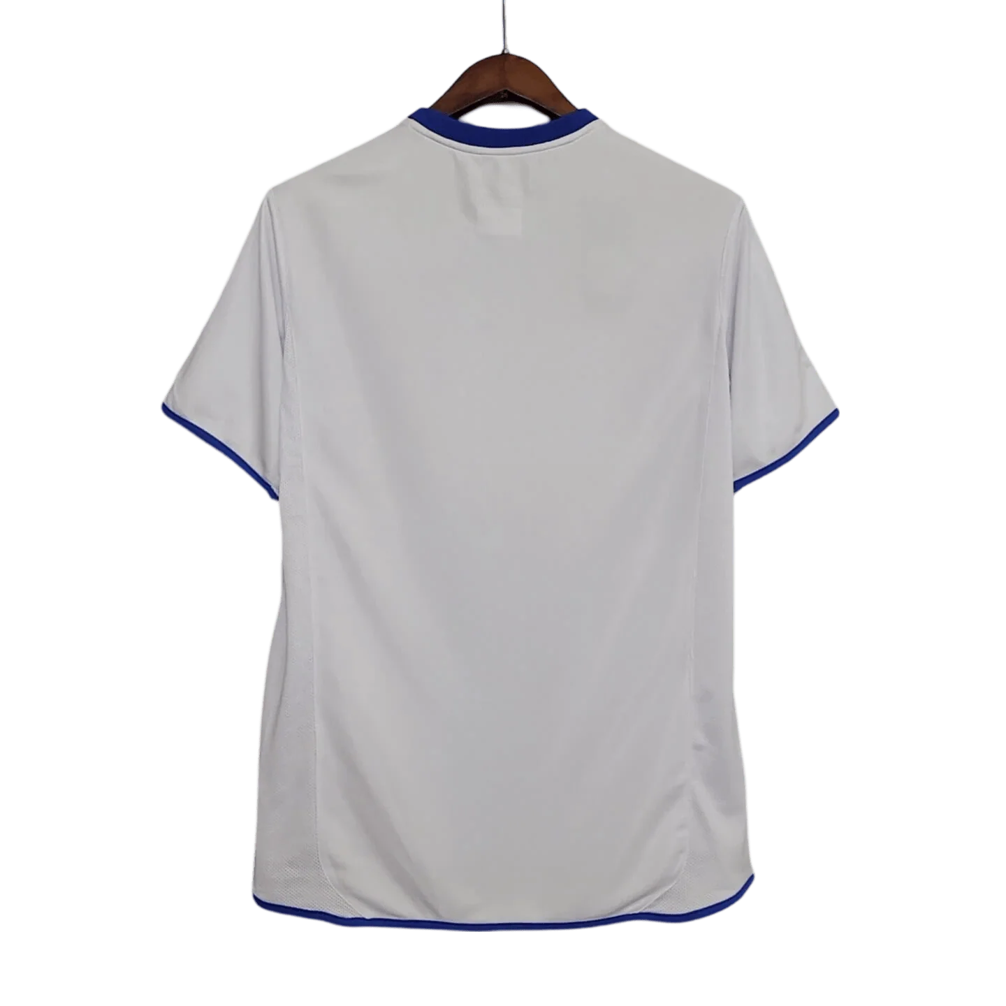 https://cdn.shopify.com/s/files/1/0826/7228/8075/files/20032005-chelsea-fly-emirates-white-away-retro-kit-classickits433-440677.webp?v=1741199265