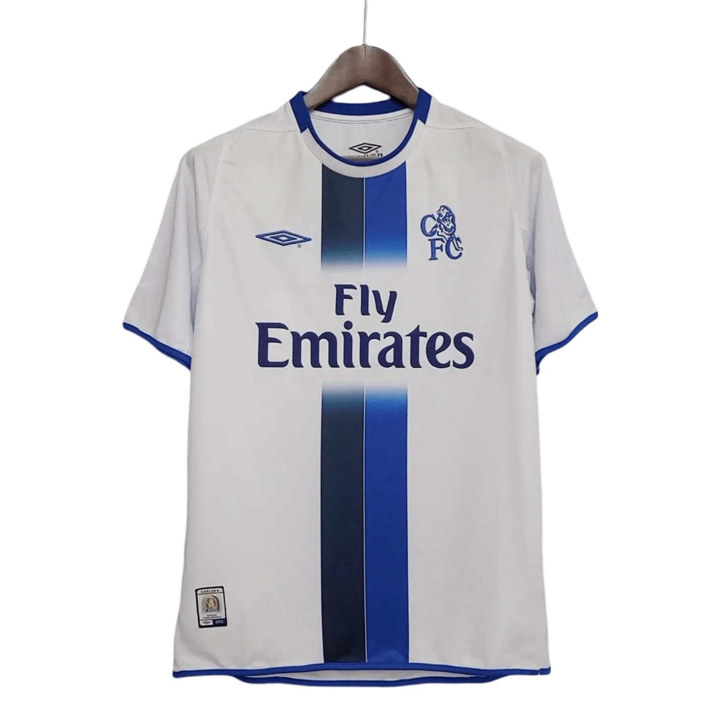 https://cdn.shopify.com/s/files/1/0826/7228/8075/files/20032005-chelsea-fly-emirates-white-away-retro-kit-classickits433-658361.webp?v=1741199264