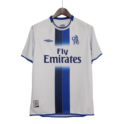 https://cdn.shopify.com/s/files/1/0826/7228/8075/files/20032005-chelsea-fly-emirates-white-away-retro-kit-classickits433-658361.webp?v=1741199264