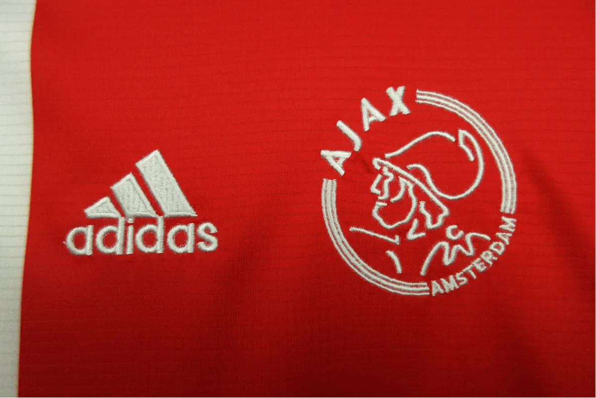 https://cdn.shopify.com/s/files/1/0826/7228/8075/files/20042005-ajax-abn-amro-home-retro-kit-classickits433-241260.webp?v=1741198346