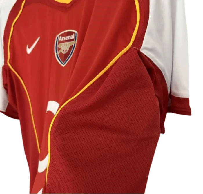 https://cdn.shopify.com/s/files/1/0826/7228/8075/files/20042005-arsenal-sponsor-o2-home-retro-kit-classickits433-405203.webp?v=1741199353