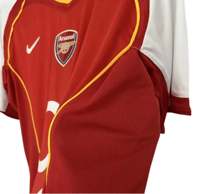 https://cdn.shopify.com/s/files/1/0826/7228/8075/files/20042005-arsenal-sponsor-o2-home-retro-kit-classickits433-405203.webp?v=1741199353