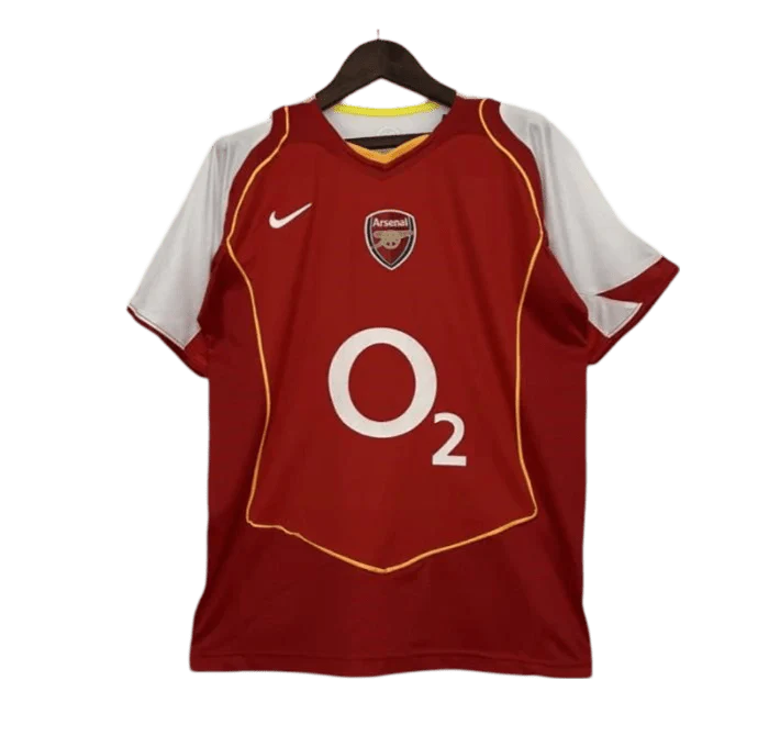 https://cdn.shopify.com/s/files/1/0826/7228/8075/files/20042005-arsenal-sponsor-o2-home-retro-kit-classickits433-407848.webp?v=1741199349
