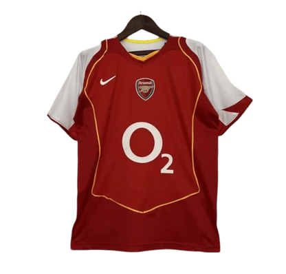 https://cdn.shopify.com/s/files/1/0826/7228/8075/files/20042005-arsenal-sponsor-o2-home-retro-kit-classickits433-407848.webp?v=1741199349