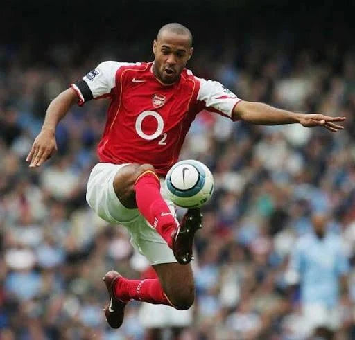 https://cdn.shopify.com/s/files/1/0826/7228/8075/files/20042005-arsenal-sponsor-o2-home-retro-kit-classickits433-710916.webp?v=1741199351