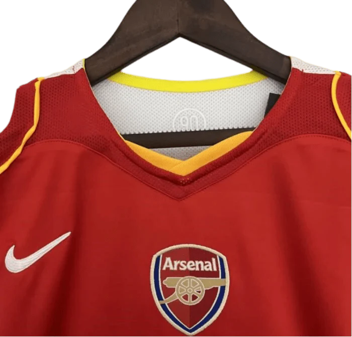 https://cdn.shopify.com/s/files/1/0826/7228/8075/files/20042005-arsenal-sponsor-o2-home-retro-kit-classickits433-915628.webp?v=1741199351