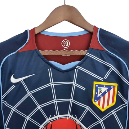 https://cdn.shopify.com/s/files/1/0826/7228/8075/files/20042005-atletico-madrid-spider-man-2-away-retro-kit-classickits433-486137.webp?v=1741198278