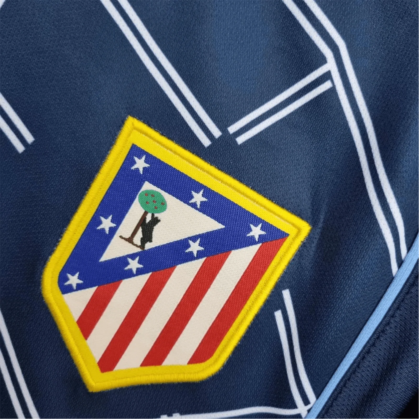 https://cdn.shopify.com/s/files/1/0826/7228/8075/files/20042005-atletico-madrid-spider-man-2-away-retro-kit-classickits433-818889.webp?v=1741198276