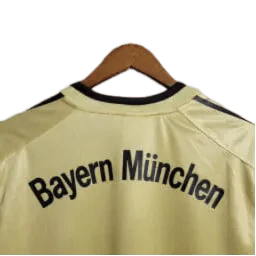 https://cdn.shopify.com/s/files/1/0826/7228/8075/files/20042005-bayern-munich-t-com-away-retro-kit-classickits433-159973.webp?v=1741197750