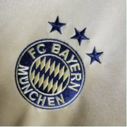 https://cdn.shopify.com/s/files/1/0826/7228/8075/files/20042005-bayern-munich-t-com-away-retro-kit-classickits433-426861.webp?v=1741197753