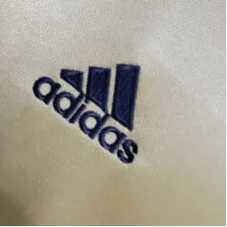 https://cdn.shopify.com/s/files/1/0826/7228/8075/files/20042005-bayern-munich-t-com-away-retro-kit-classickits433-459989.webp?v=1741197751