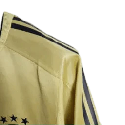 https://cdn.shopify.com/s/files/1/0826/7228/8075/files/20042005-bayern-munich-t-com-away-retro-kit-classickits433-479595.webp?v=1741197752