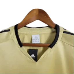 https://cdn.shopify.com/s/files/1/0826/7228/8075/files/20042005-bayern-munich-t-com-away-retro-kit-classickits433-678467.webp?v=1741197755