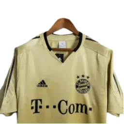 https://cdn.shopify.com/s/files/1/0826/7228/8075/files/20042005-bayern-munich-t-com-away-retro-kit-classickits433-953111.webp?v=1741197825