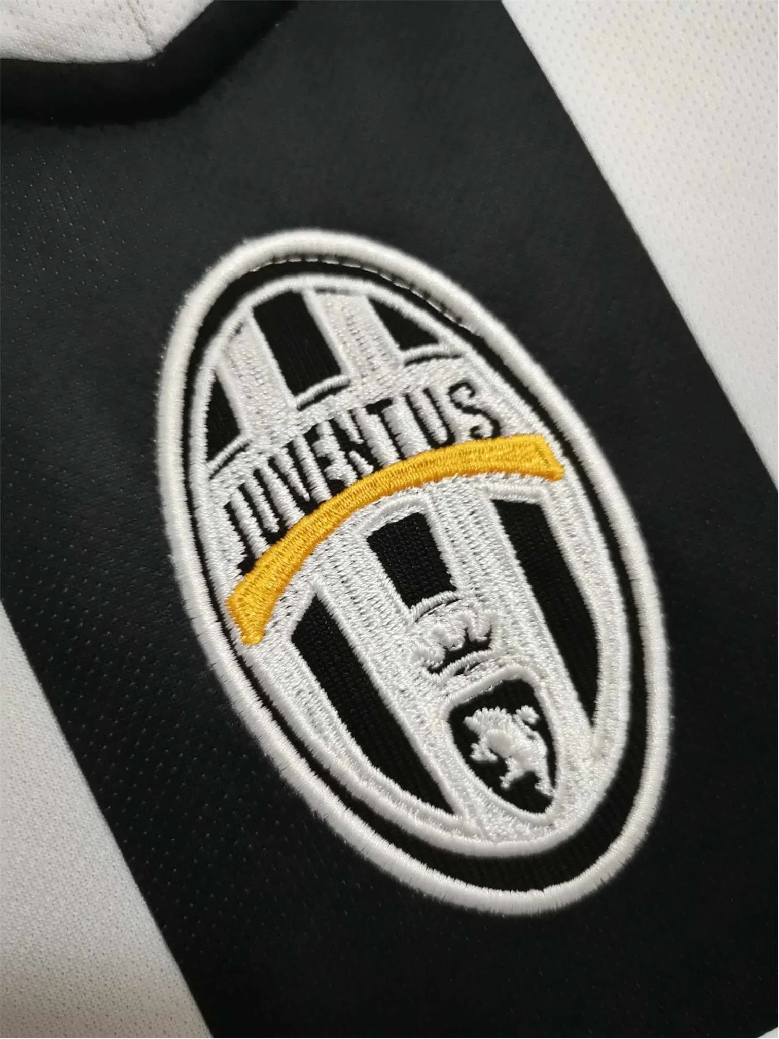 https://cdn.shopify.com/s/files/1/0826/7228/8075/files/20042005-juventus-sky-sport-home-retro-kit-314375.webp?v=1741197298