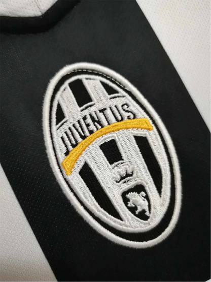 https://cdn.shopify.com/s/files/1/0826/7228/8075/files/20042005-juventus-sky-sport-home-retro-kit-314375.webp?v=1741197298