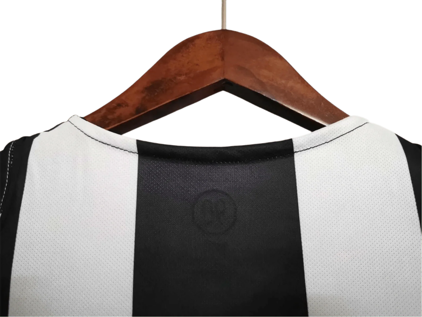 https://cdn.shopify.com/s/files/1/0826/7228/8075/files/20042005-juventus-sky-sport-home-retro-kit-339330.webp?v=1741197294